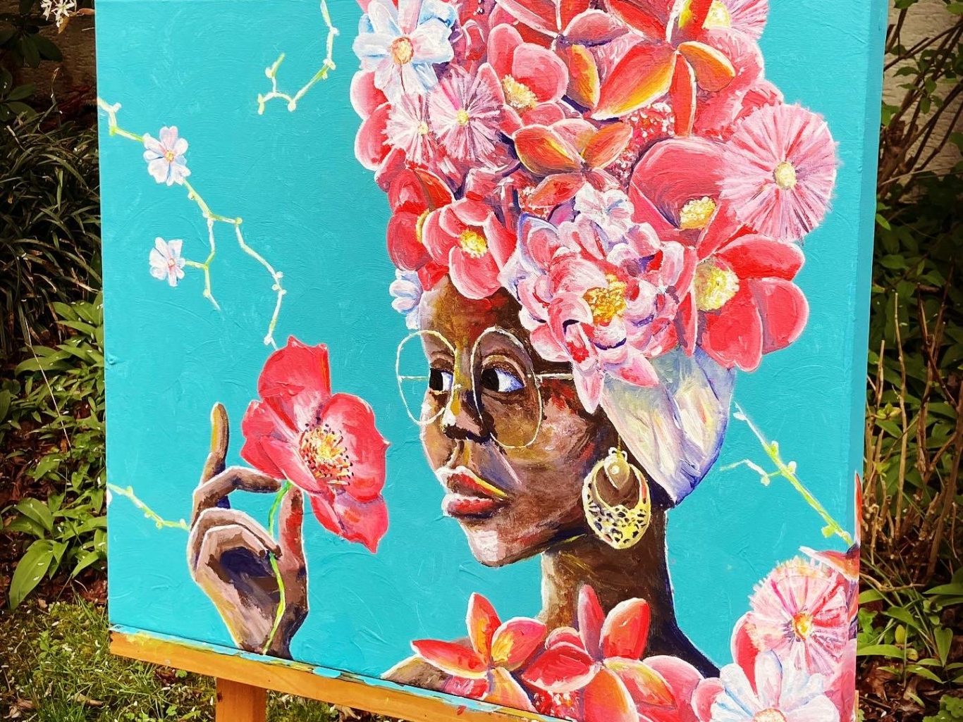 Portrait Acrylgemälde einer Frau mit Brille, mit Haar aus  rosa und roten Blüten und türkisem Hintergrund