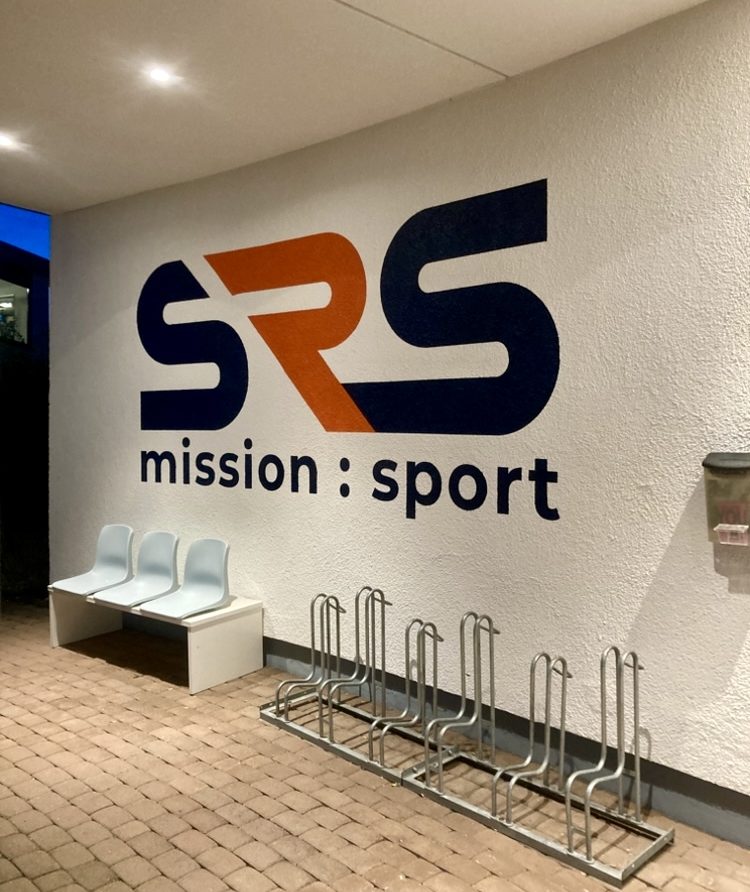 Gestaltete Außenwand des SRS e.V. in Altenkirchen mit großem Corporate Design SRS-Logo und modernem Schriftzug mission : sport
