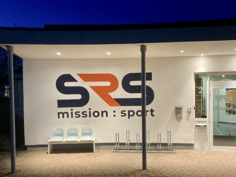 Gestaltete Außenwand des SRS e.V. in Altenkirchen mit großem Corporate Design SRS-Logo und modernem Schriftzug mission : sport
