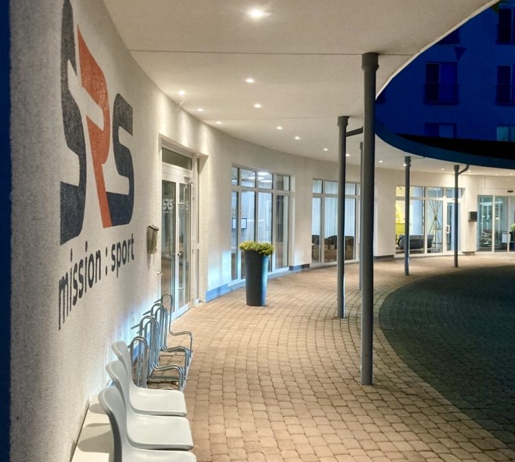 Gestaltete Außenwand des SRS e.V. in Altenkirchen mit großem Corporate Design SRS-Logo und Umgebung