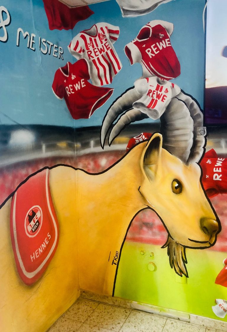 
Innenraum-Wandmalerei der bft Tankstelle Aegidienberg mit 1. FC Köln Maskottchen Hennes
