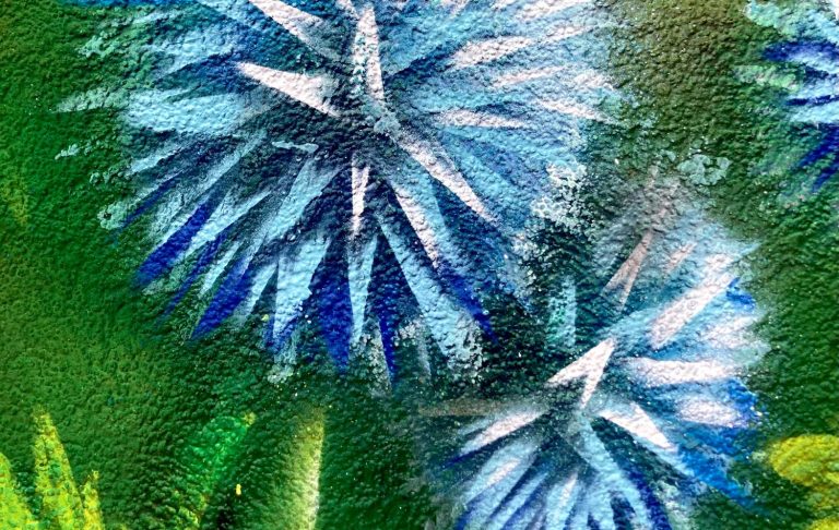 
Realistische Graffiti-Wandmalerei mit Blumen vor grünem Hintergrund an einer Terrassenwand in Essen
