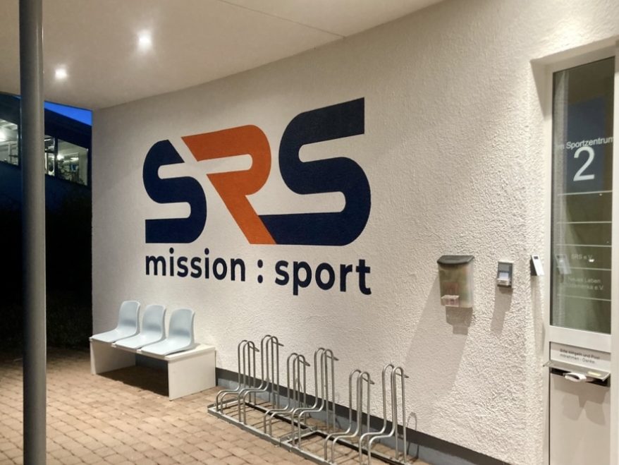 Gestaltete Außenwand des SRS e.V. in Altenkirchen mit großem Corporate Design SRS-Logo und modernem Schriftzug mission : sport