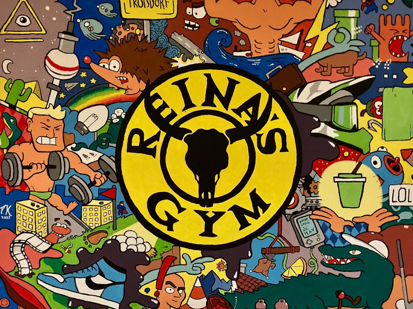 Buntes, detailreiches Wimmelbild-Graffiti im Fitnessraum in Troisdorf mit zentralem gelbem Logo