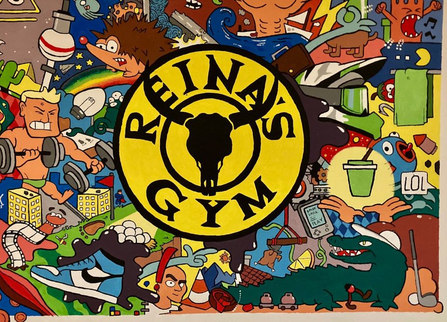 Buntes, detailreiches Wimmelbild-Graffiti im Fitnessraum in Troisdorf mit zentralem gelbem Logo

