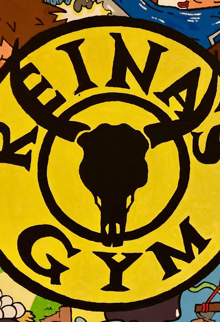 Nahaufnahme eines bunten, detailreichen Wimmelbild-Graffiti im Fitnessraum in Troisdorf mit zentralem gelbem Logo
