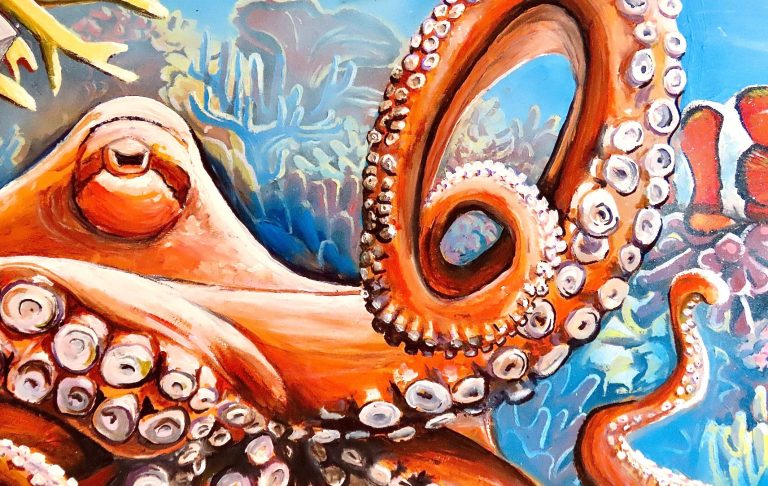 Großes Unterwasser-Graffiti mit orangefarbenem Oktopus, Fischen und Korallen im Innenhof des Mad Monkeys Waterfront Hostels in Cairns
