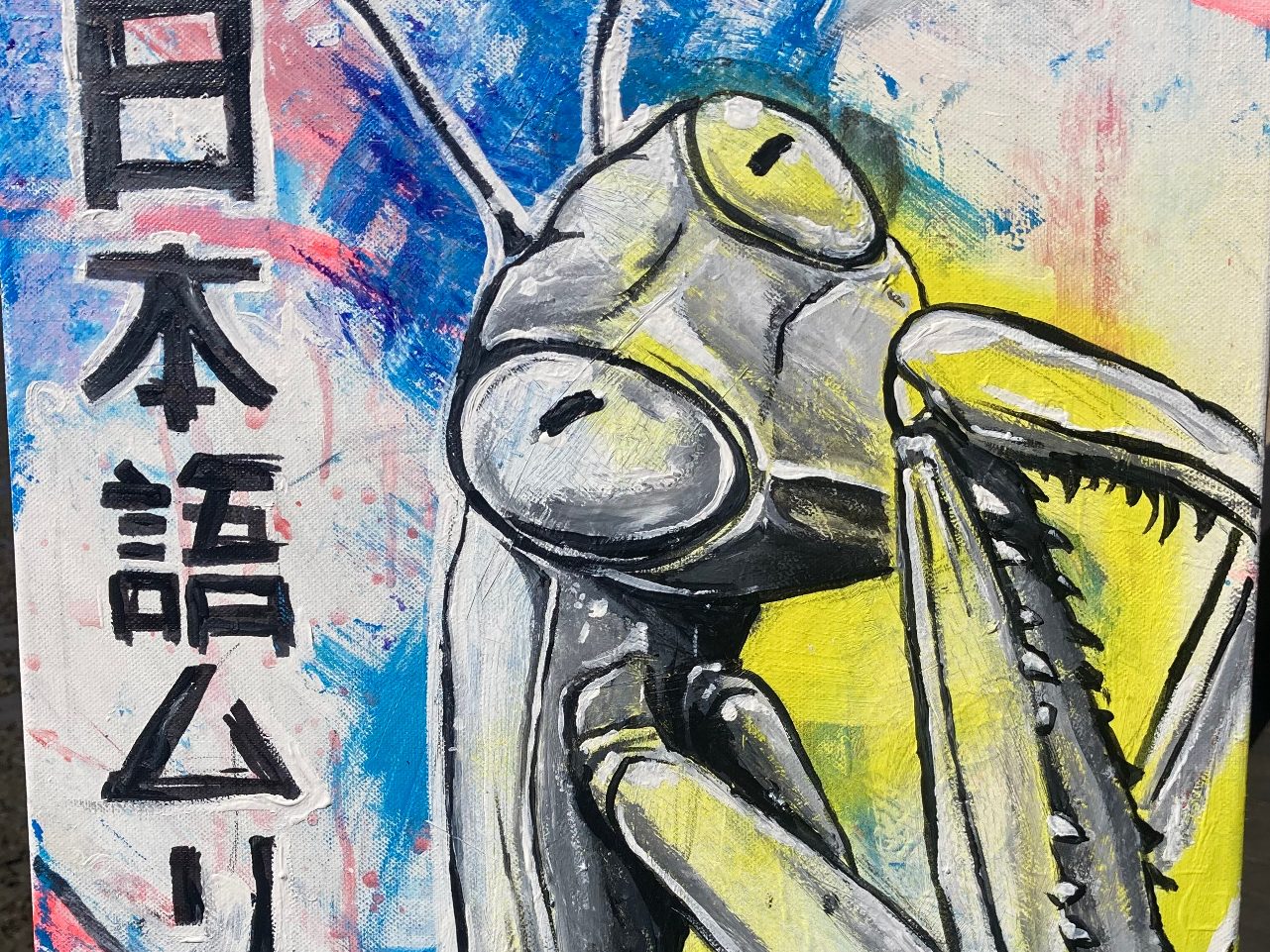 Ausdrucksstarkes Pop-Art-Gemälde einer stilisierten Gottesanbeterin in kräftigen Gelb-, Blau- und Weißtönen neben japanischen Schriftzeichen