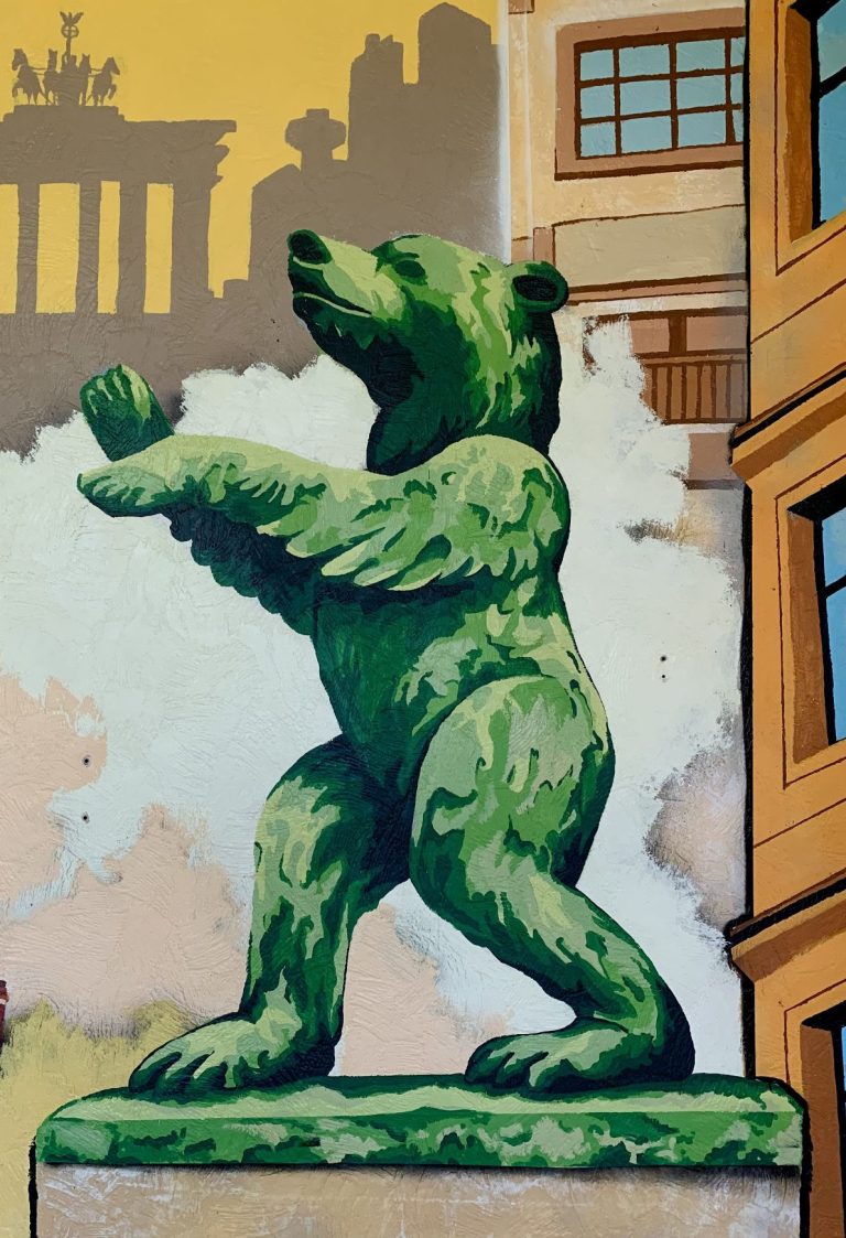 Graffiti-Wandgestaltung mit Initialien auf Gartenwand: Sankt Augustin Farbenfrohes Graffiti mit Initialien auf einer Gartenwand in Sankt Augustin, kombiniert mit Eichhörnchen und Springbrunnen